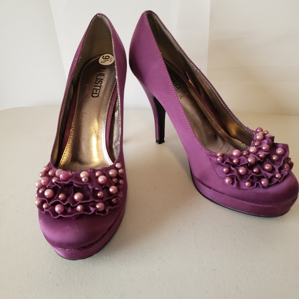 Unlisted Purple ruffled with breads‎